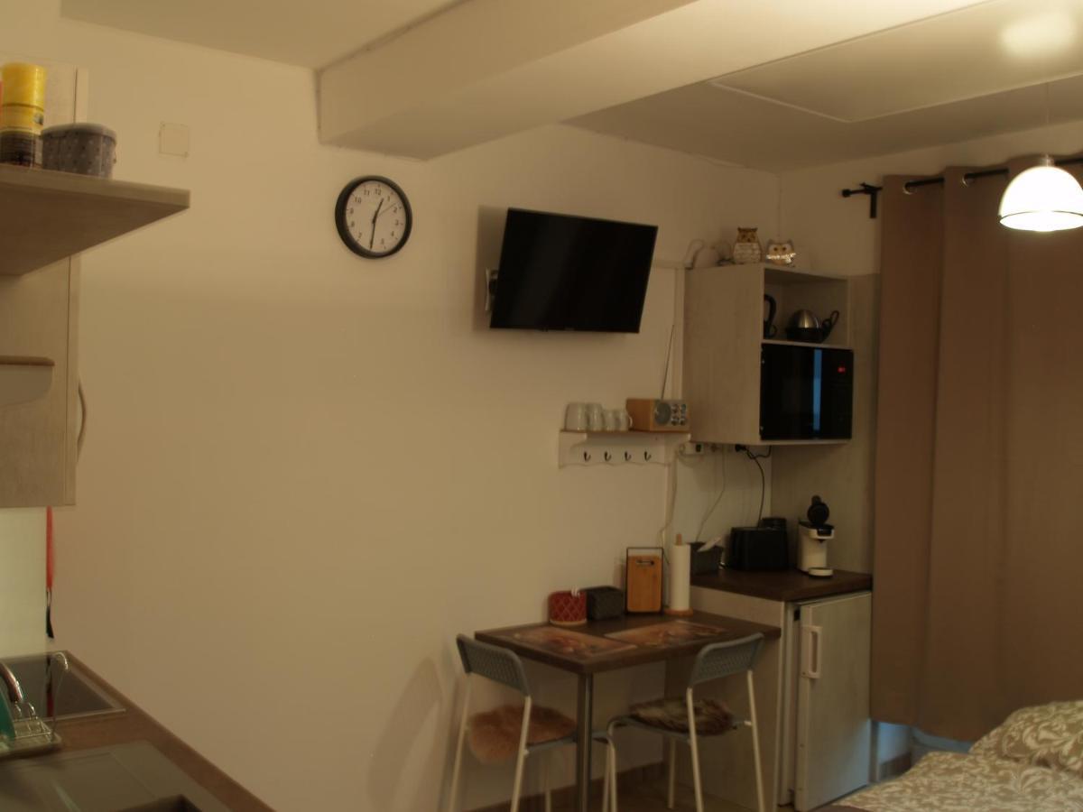 Lg Tiny Apartment Korneuburg Exterior photo